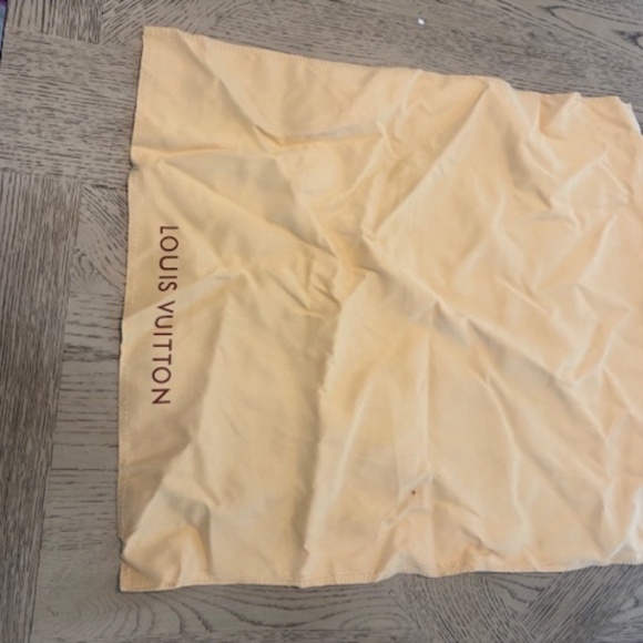 Louis Vuitton - Picture 4 of 10